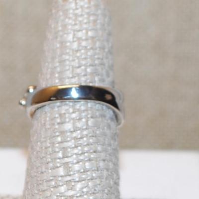 Size 5 "Cat with Arm Up" Styled Ring on a Silver Tone Band (5.4g)