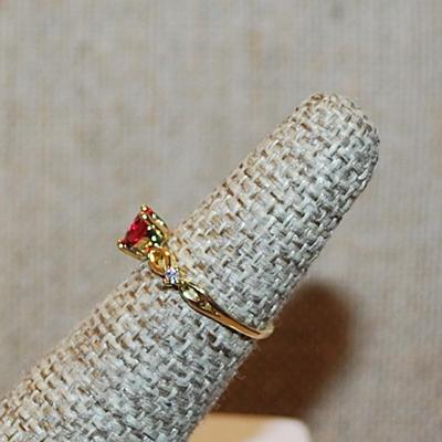 Size 5 Delicate RED HEART Ring with Loops and Single Clear Stone Accents on a Gold Tone Band (1.1g)