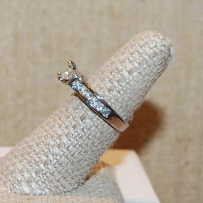 Size 5½ Engagement/Wedding Style Ring with Azure Cut Main Stone & Stone Side Accents on a Silver Tone Band (3.4g)