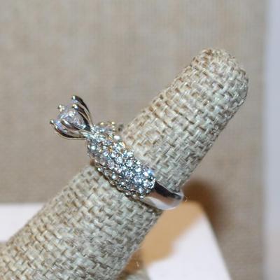 Size 5¾ Highrise Round Main Stone Ring with "Waves" of Accents Stones on a Silver Tone Band (4.2g)