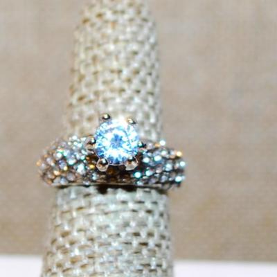 Size 5¾ Highrise Round Main Stone Ring with "Waves" of Accents Stones on a Silver Tone Band (4.2g)