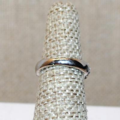 Size 5¾ Highrise Round Main Stone Ring with "Waves" of Accents Stones on a Silver Tone Band (4.2g)
