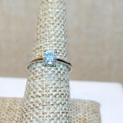 Size 6 Classic Single Clear Round Stone Ring on a Silver Tone Band (2.1g)