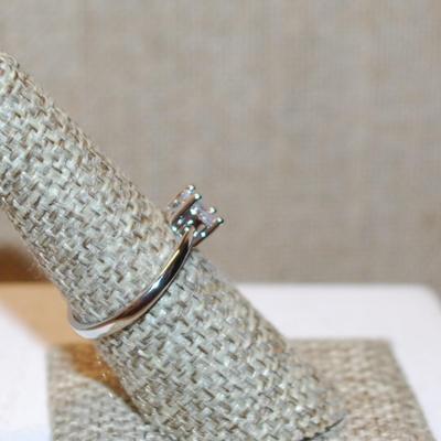 Size 6 Classic Single Clear Round Stone Ring on a Silver Tone Band (2.1g)