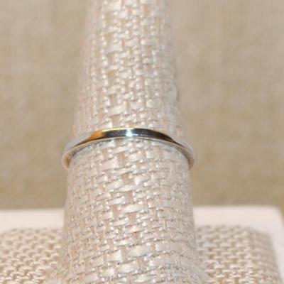 Size 6 GREEN HEART 3 Prong Stone Ring with 2 Round Clear Stone Sides on a Silver Band (1.5g)