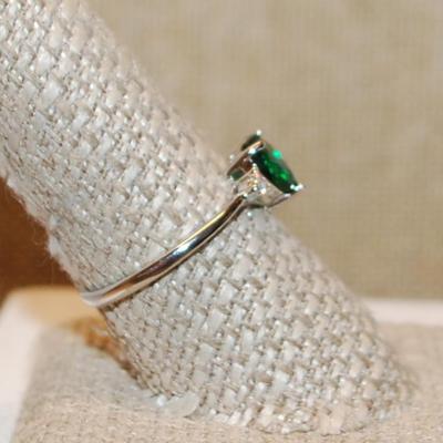 Size 6 GREEN HEART 3 Prong Stone Ring with 2 Round Clear Stone Sides on a Silver Band (1.5g)