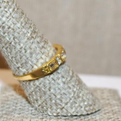Size 6½ "Gold-Lined" Set of 5 Square Stones Ring with Clear Stones In Between on a Gold Tone Band (2.2g)