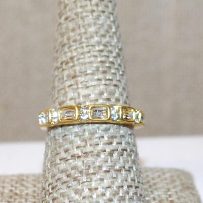 Size 6½ "Gold-Lined" Set of 5 Square Stones Ring with Clear Stones In Between on a Gold Tone Band (2.2g)