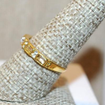 Size 6½ "Gold-Lined" Set of 5 Square Stones Ring with Clear Stones In Between on a Gold Tone Band (2.2g)