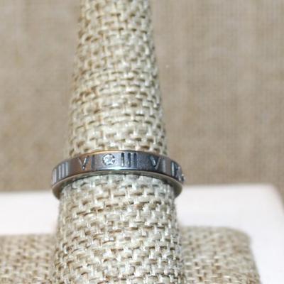Size 6½ "Roman Numerals" Style Ring on a Silver Tone Band (2.8g)