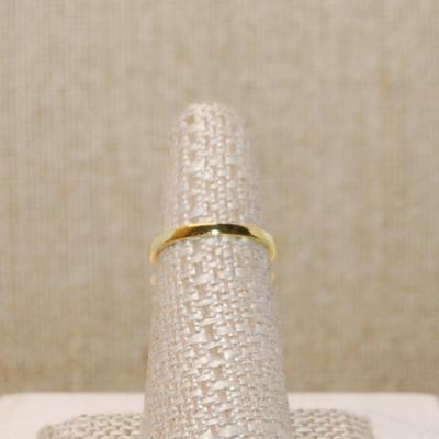 Size 6½ Large Key Lime Green Oval Stone Ring with Surrounds on a Nested Style Setting and Gold Tone Band (5.1g)