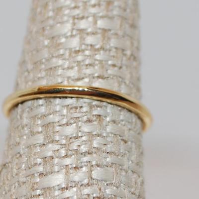 Size 6¾ Small Emerald Cut Ring with Clear Main Stone & 2 Green Accent Stones on a Gold Tone Band (1.3g)