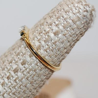 Size 6¾ Small Emerald Cut Ring with Clear Main Stone & 2 Green Accent Stones on a Gold Tone Band (1.3g)