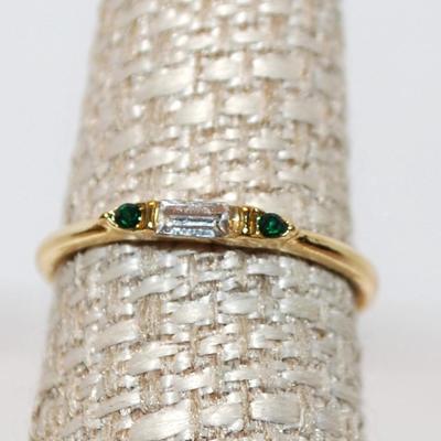 Size 6¾ Small Emerald Cut Ring with Clear Main Stone & 2 Green Accent Stones on a Gold Tone Band (1.3g)