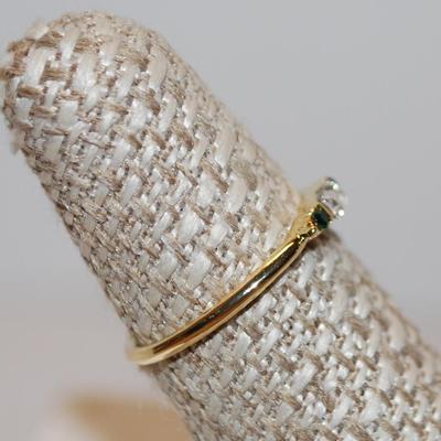 Size 6¾ Small Emerald Cut Ring with Clear Main Stone & 2 Green Accent Stones on a Gold Tone Band (1.3g)