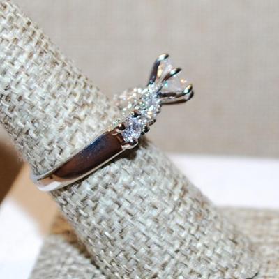 Size 7 Round Clear Main Stone Ring with 3 Accents on Each Side on a Silver Tone Band (5.1g)