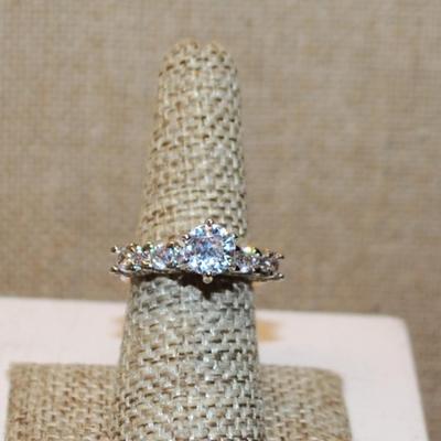Size 7 Round Clear Main Stone Ring with 3 Accents on Each Side on a Silver Tone Band (5.1g)