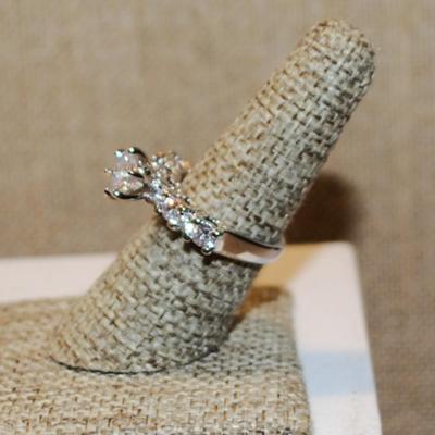 Size 7 Round Clear Main Stone Ring with 3 Accents on Each Side on a Silver Tone Band (5.1g)