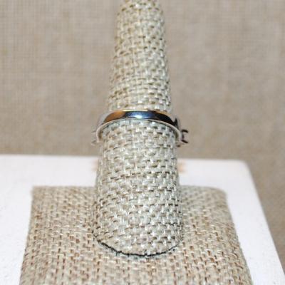 Size 7 Round Clear Main Stone Ring with 3 Accents on Each Side on a Silver Tone Band (5.1g)