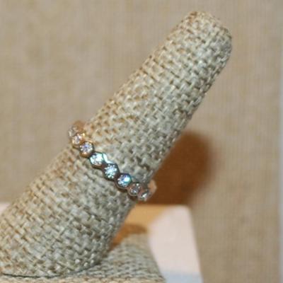 Size 7 Infinity Style Ring with Clear Stones Set in Hexagon Segments on a Silver Tone Band (2.2g)