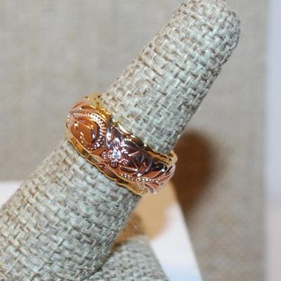 Size 7 Two-Toned ROSE GOLD & GOLD Graphic Designed Ring on a No Stones Gold Colored Band (8.0g)