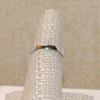 Size 7 All Black Oval Stone Ring with 8 Tiny Encircled Black Stones on a Silver Tone Band ( 3.3g)