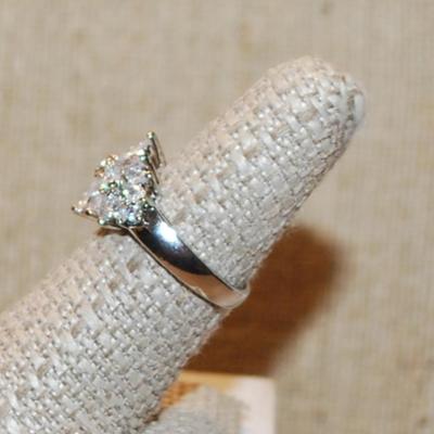 Size 7 "Bouquet" of Marquise Cut Clear Stones Ring for Engagement/ Wedding on a Silver Tone Band (4.1g)
