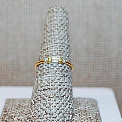 Size 7¼ Marked .925 Delicate CLEAR Rectangle Stone Ring with 2 Side Round Accent Stone on Gold Colored Band (1.2g)