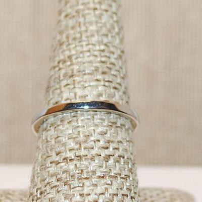 Size 8 Marked .925 Large Clear HEART Shaped Stone Ring on a Silver Band and Accents (3.5g)