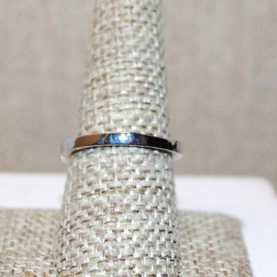Size 8¼ Marked .925 Red Inlay Triangles Party Ring with a Glitter Setting & Silver Band (6.3g)