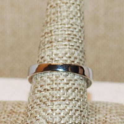 Size 9 Main Round Stone with a "Bluish Hue" & Lots of Brilliant Stone Side Accents on a Silver Tone Band (5.7g)