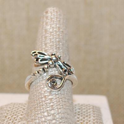 Size 10½ All Silver Style No Stones "Dragonfly" Ring with Swirled Loop on a Silver Tone Band (6.2g)
