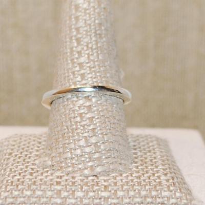 Size 10½ All Silver Style No Stones "Dragonfly" Ring with Swirled Loop on a Silver Tone Band (6.2g)