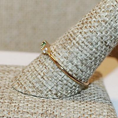 Size 10½ Delicate GREEN Horizontal Stone Ring with 2 Single Stone Accents on a Gold Tone Band (1.0g)