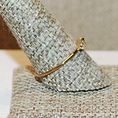 Size 10½ Delicate GREEN Horizontal Stone Ring with 2 Single Stone Accents on a Gold Tone Band (1.0g)