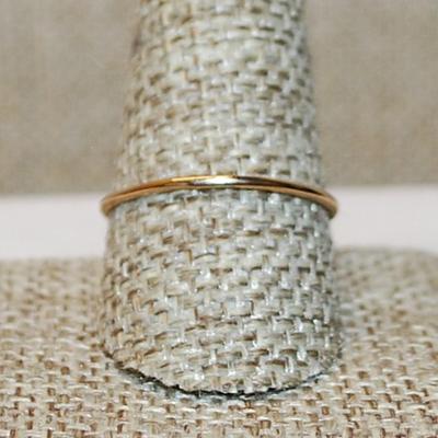 Size 10½ Delicate GREEN Horizontal Stone Ring with 2 Single Stone Accents on a Gold Tone Band (1.0g)