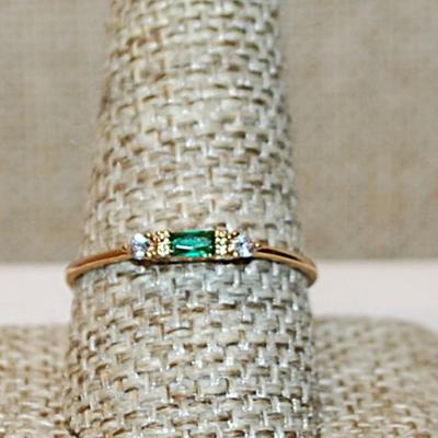 Size 10½ Delicate GREEN Horizontal Stone Ring with 2 Single Stone Accents on a Gold Tone Band (1.0g)