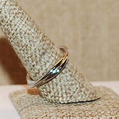 Size 9 Twisted Double Rings No Stones Ring on a Silver Tone Band (3.8g)