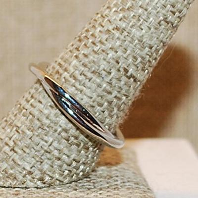Size 9 Twisted Double Rings No Stones Ring on a Silver Tone Band (3.8g)