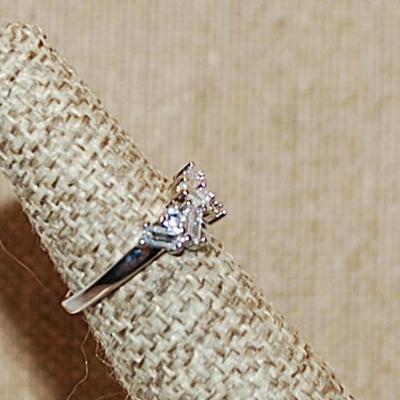 Size 6 Staggered Clear Rectangle & Circle Stones on a Silver Tone Band (2.3g)