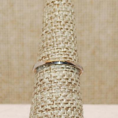 Size 6 Single Round Clear Main Stone with Side Accents & Set on a Circle Setting on a Silver Tone Band (2.6g)