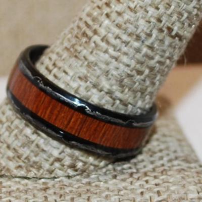Size 11 ½ Tungsten Carbide Ring with Graphic Rim Designs and Inner Black Band (5.1g)