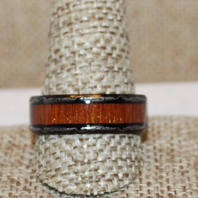 Size 11 ½ Tungsten Carbide Ring with Graphic Rim Designs and Inner Black Band (5.1g)