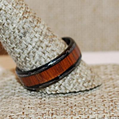 Size 11 ½ Tungsten Carbide Ring with Graphic Rim Designs and Inner Black Band (5.1g)