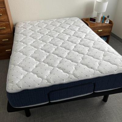 LIKE NEW! DENVER MATTRESS CO ADJUSTABLE FULL SIZE ELECTRIC BED WITH REMOTE