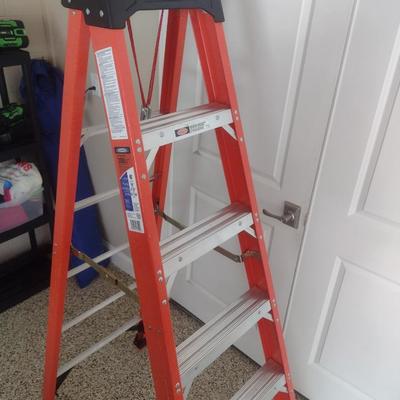 Werner Heavy Duty 300lb Capacity Fiberglass Ladder