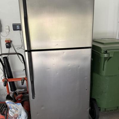 GE fridge with top freezer