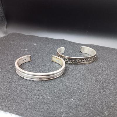 2 STERLING SILVER CUFF BRACELETS (1 IS SIGNED ARTIE YELLOWHORSE) 81.32g