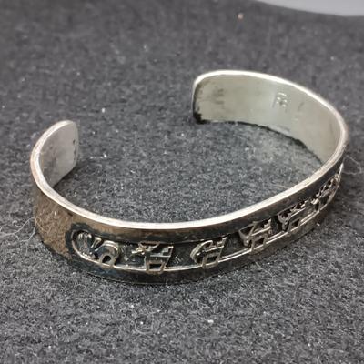 2 STERLING SILVER CUFF BRACELETS (1 IS SIGNED ARTIE YELLOWHORSE) 81.32g