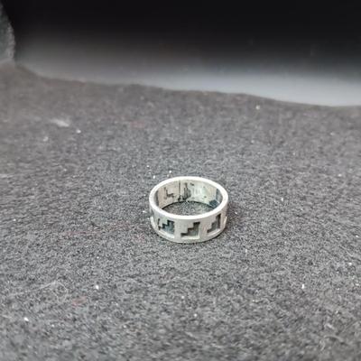 2 SIZE 5 STERLING SILVER RINGS 9.57g